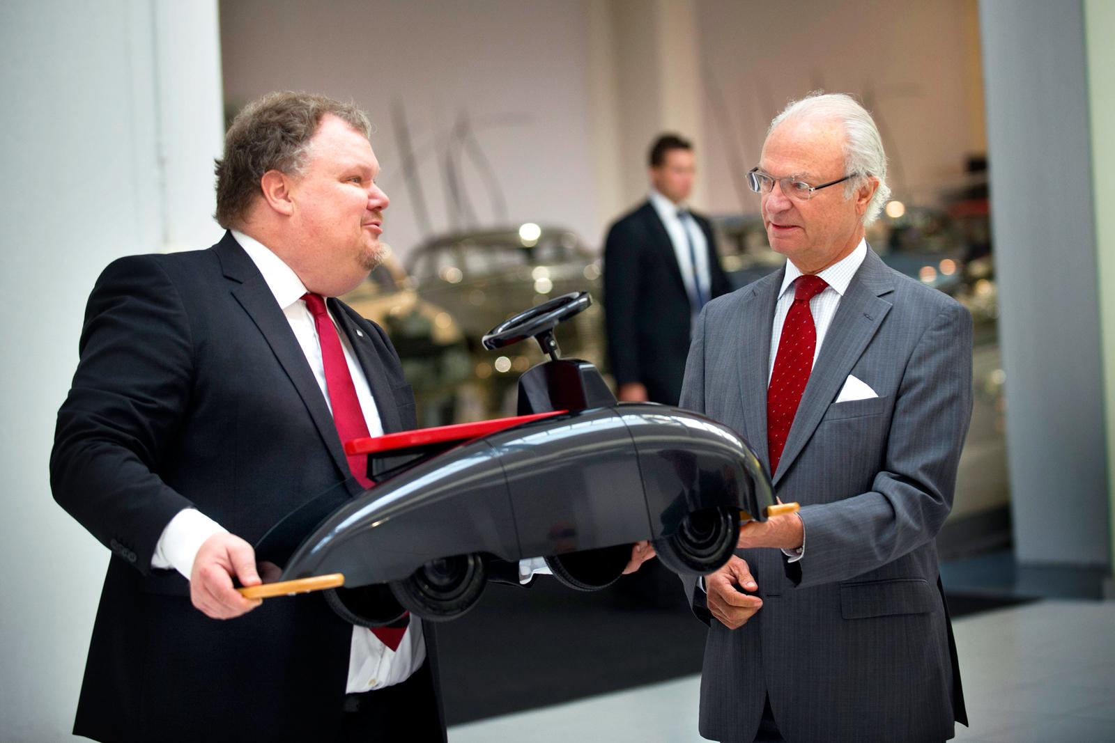 Museechefen Peter Bäckström överlämnar en ur-Saab till morfar Kung Carl Gustaf. Foto: SCANPIX