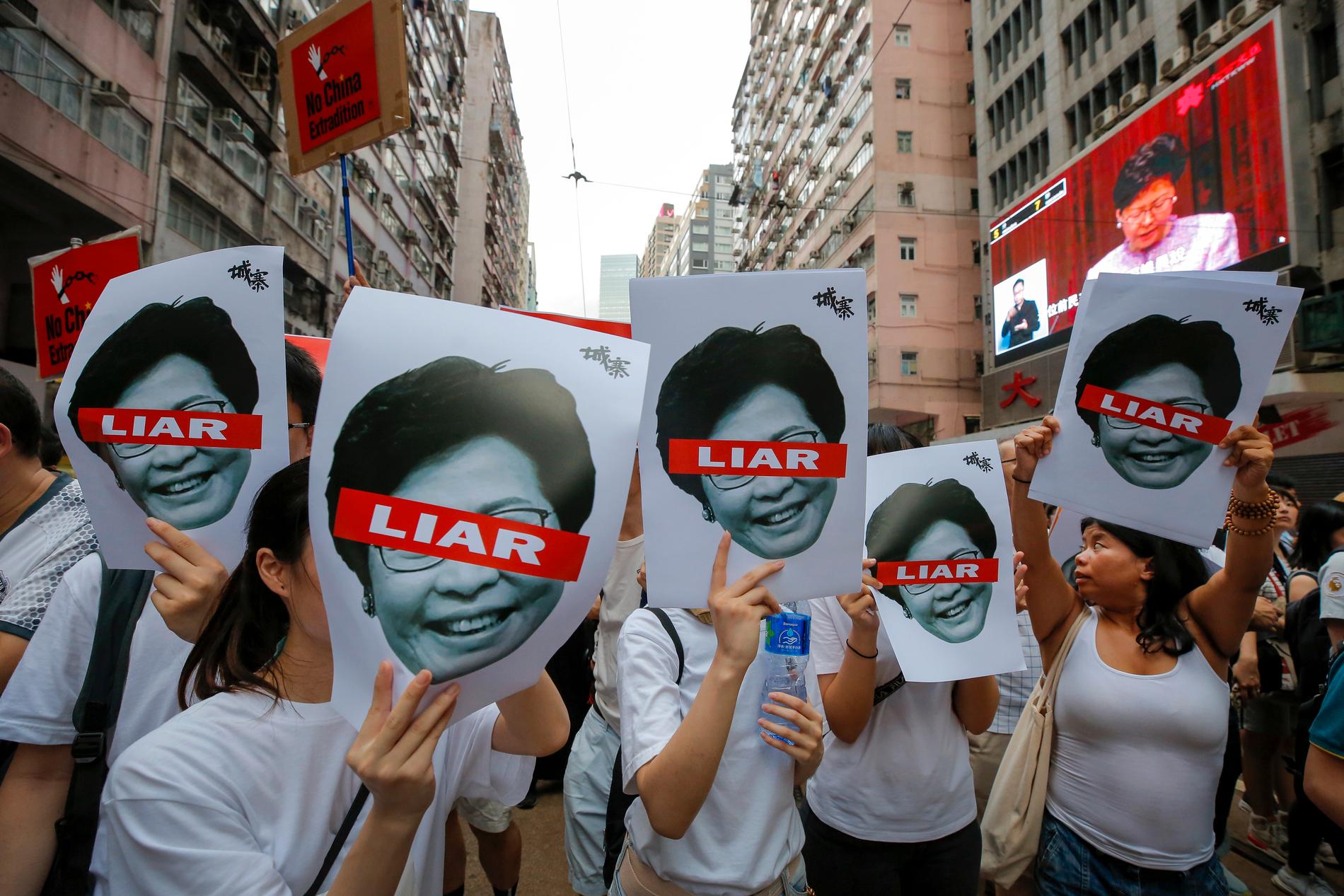 "Lögnare". Demonstranterna riktar sig också till regionens Pekingvänliga ledare Carrie Lim.