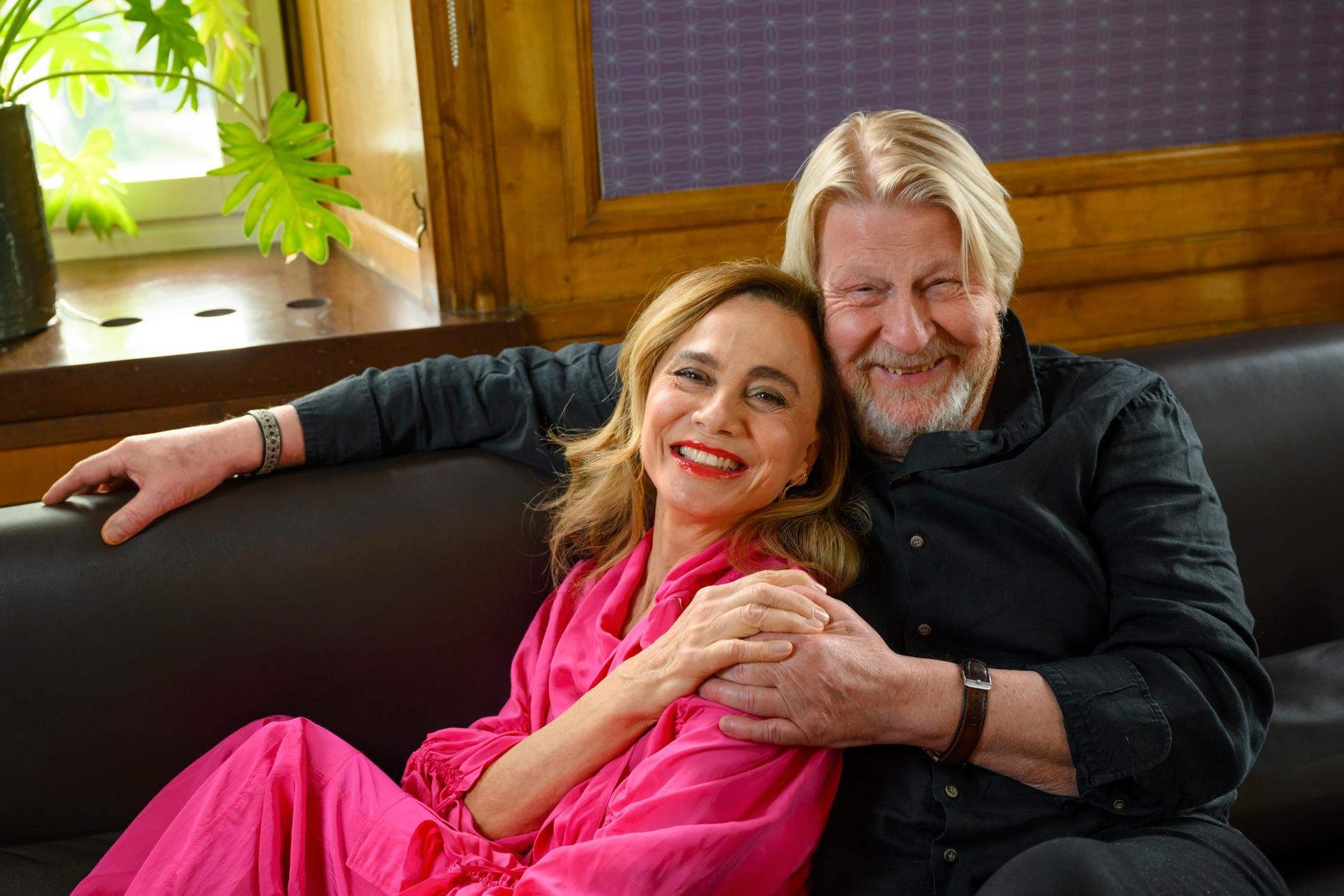 De är filmstjärnor i olika sfärer. Nu möts Lena Olin och Rolf Lassgård för första gången i ”Andra akten”, en film om att finna ny mening i livet efter 60-strecket.