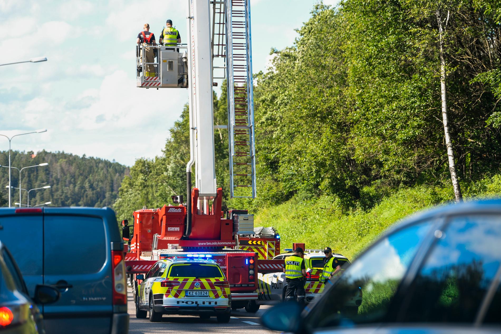 Polisen på plats på E6 vid Mortensrud utanför Oslo efter att bilen med Sians ledare prejades av vägen i lördags.