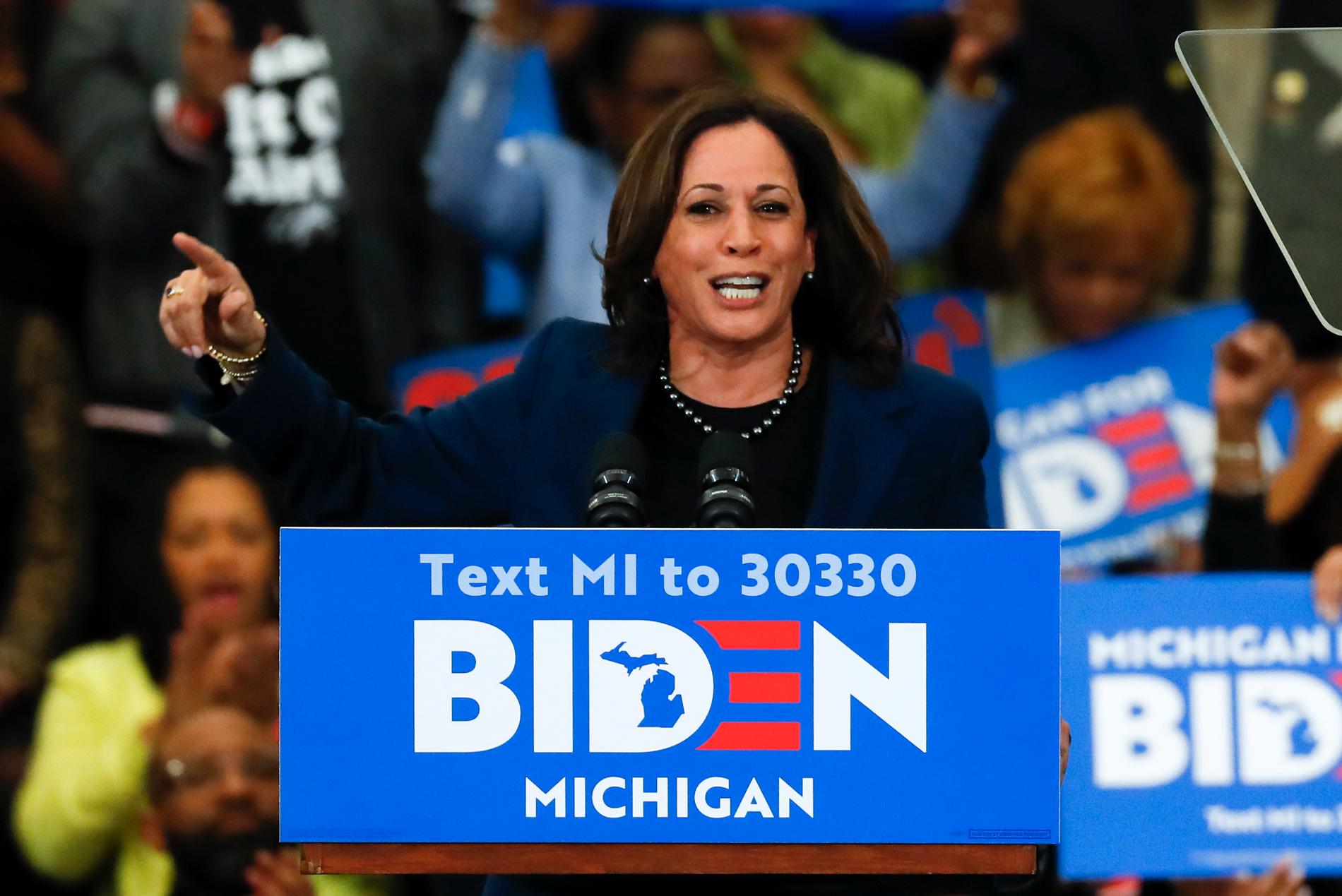 Joe Biden har utsett Kamala Harris till sin vicepresidentkandidat. På bilden kampanjar hon för Biden i delstaten Michigan i mars.