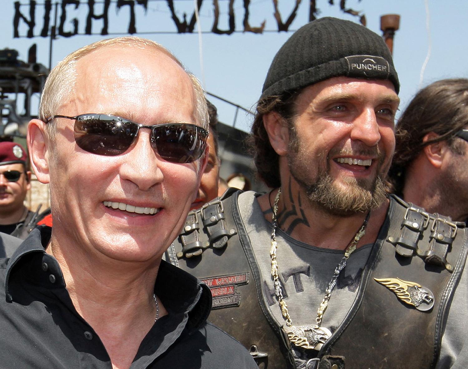 Den nära vänskapen mellan Zaldostanov och Putin sträcker sig långt tillbaka. Här syns de på en bild från 2010.