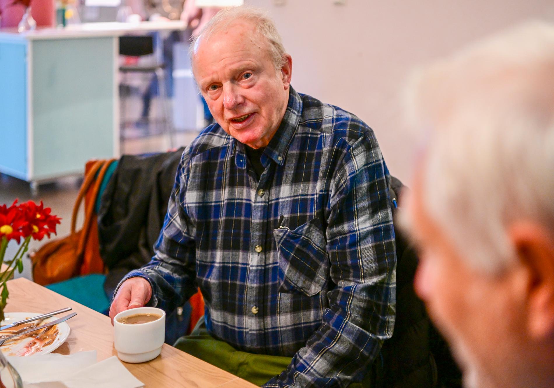 Ulf Ljungström, 76 år, märker tydligt att priserna på mat har gått upp i butikerna. Men det sociala umgänget är också en viktig del i att han besöker Stadsmissionens lunchservering, berättar han.