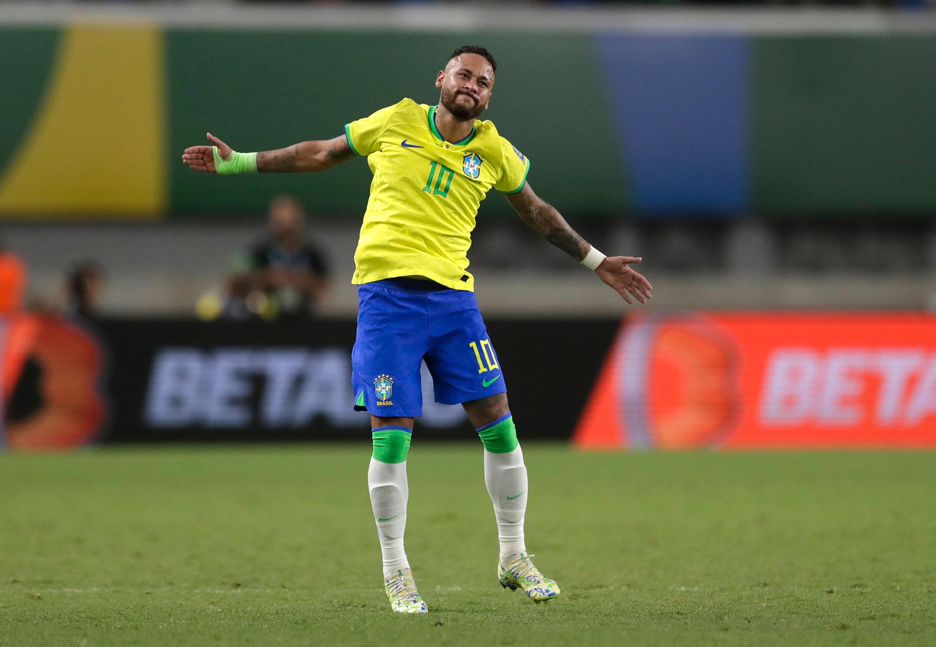 Brasiliens Neymar firar efter att ha gjort lagets fjärde mål och att han därmed passerade Pelé som det brasilianska landslagets främste målgörare.