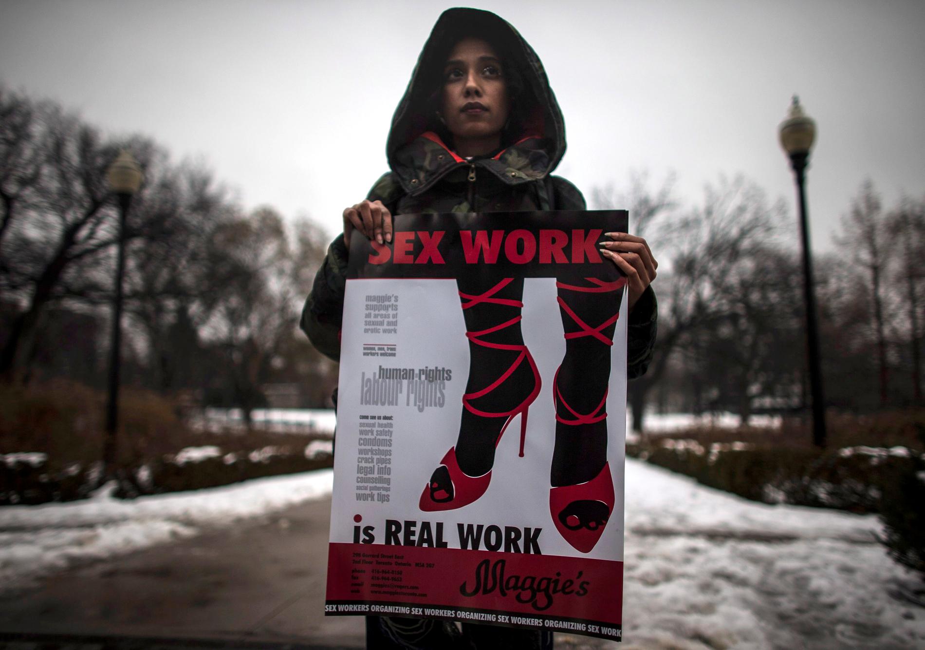 Överallt i världen kräver sexarbetare skydd och rättigheter, menar Petra Östergren. Här protesterar en kvinna i Canada för legaliserad prostitution.