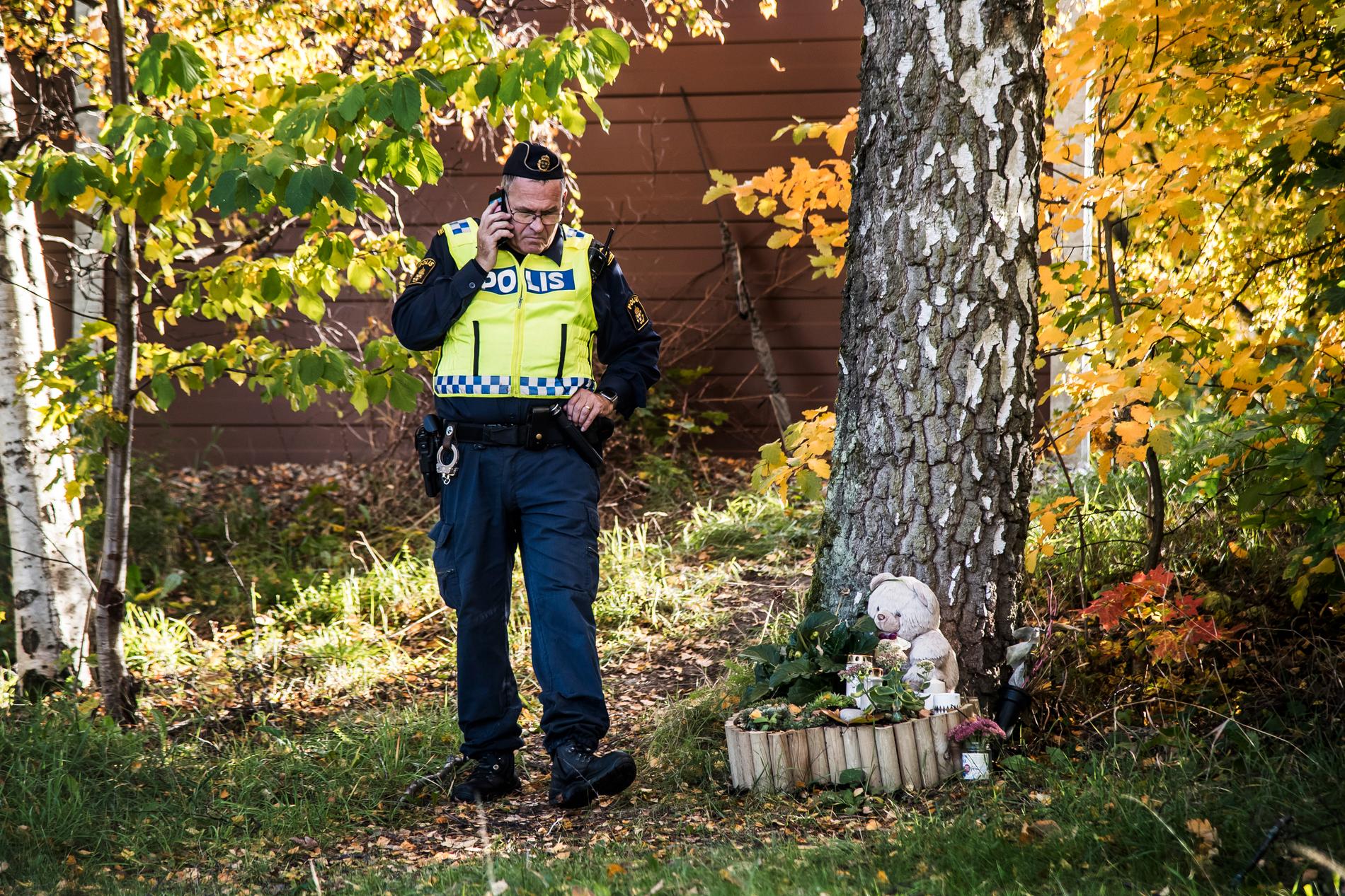 Polis söker efter spår i fallet med mordet på Lena Wesström. Vid ett träd alldeles bredvid har sörjanden ställt ljus och en nallebjörn –  en minnesplats för trebarnsmamman.