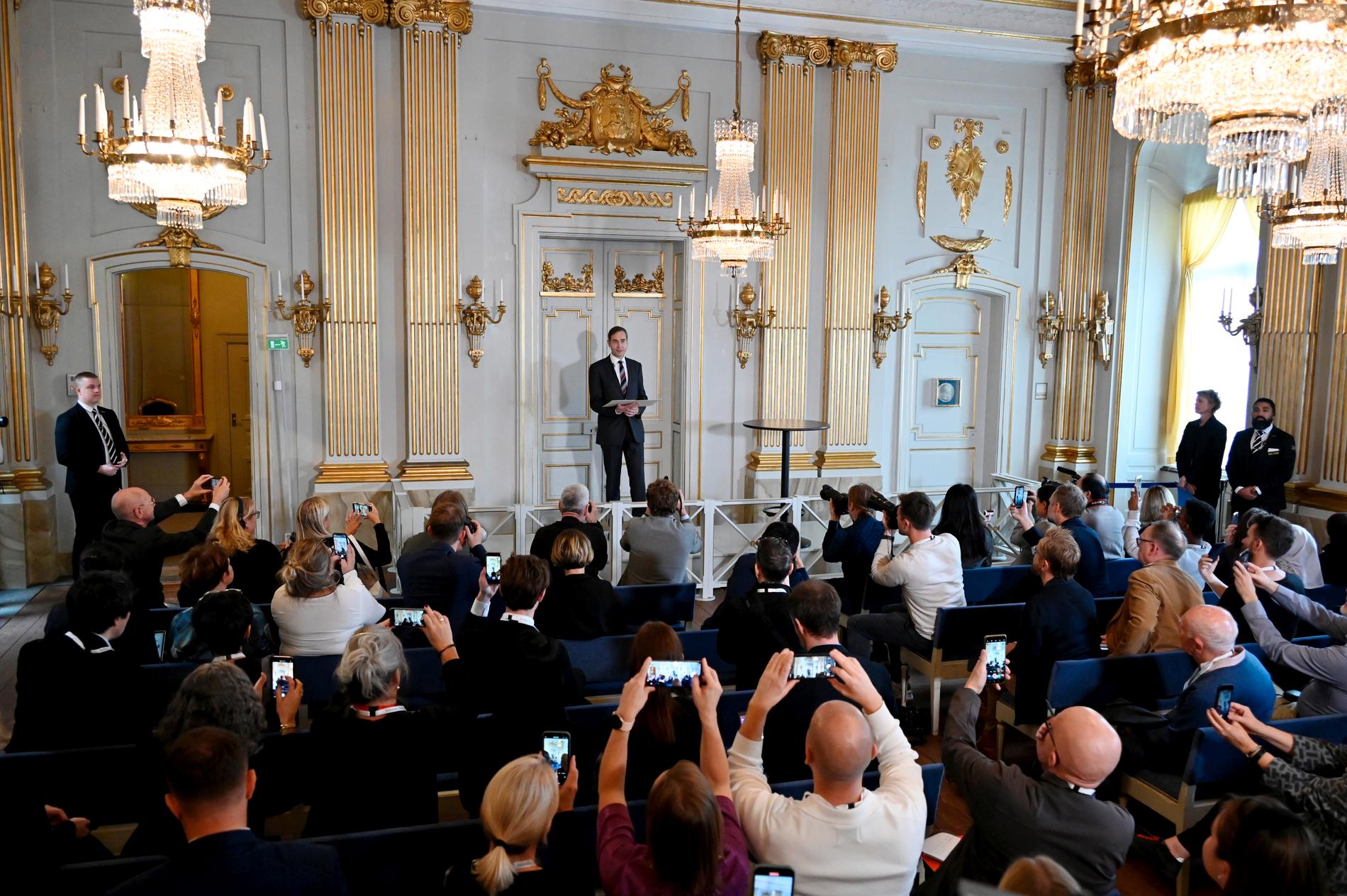 Samlad press då Mats Malm, ständig sekreterare vid Svenska Akademin, tillkännager att årets Nobelpris i litteratur.