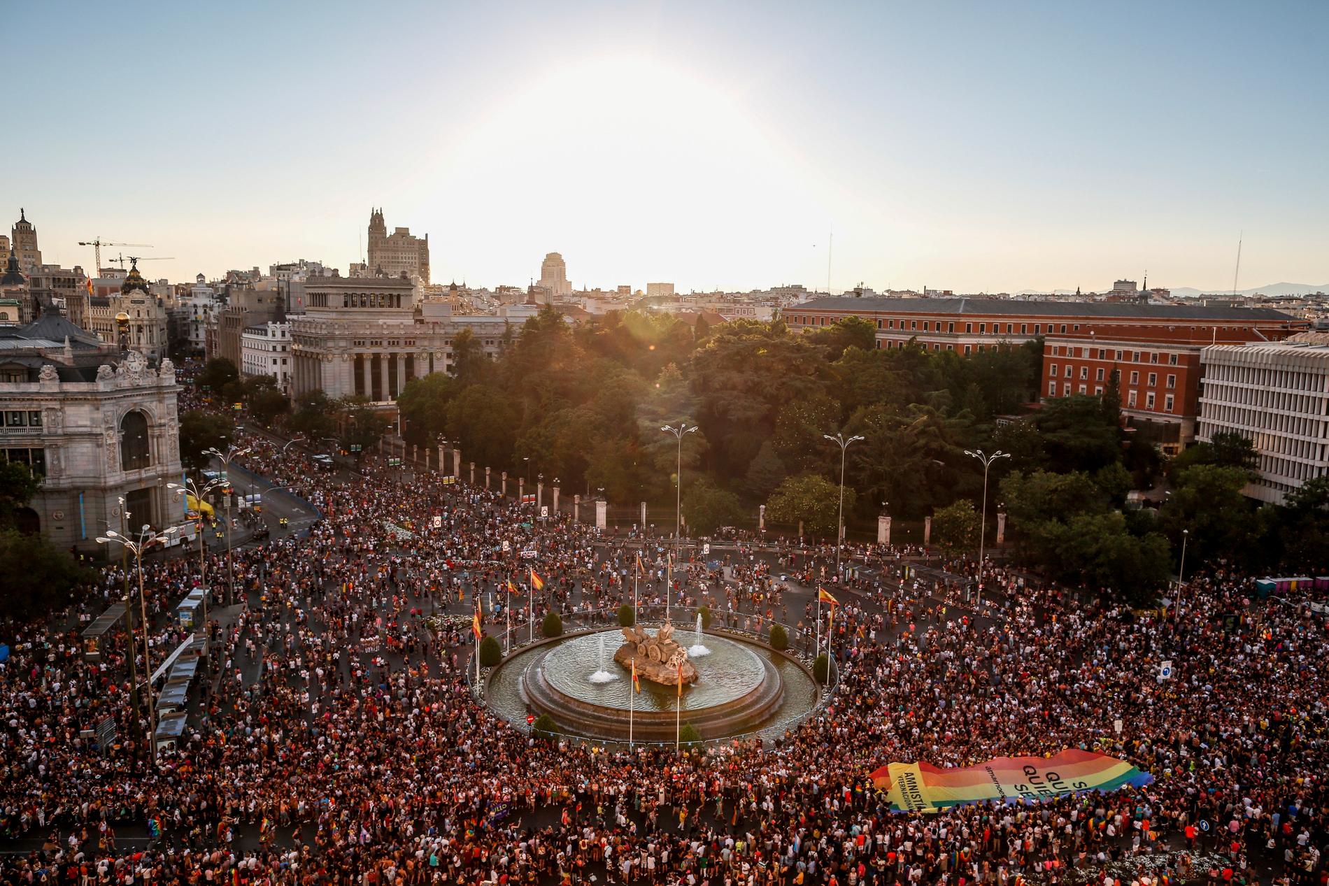 Ett stort antal människor deltog i prideparaden i Madrid i Spanien.
