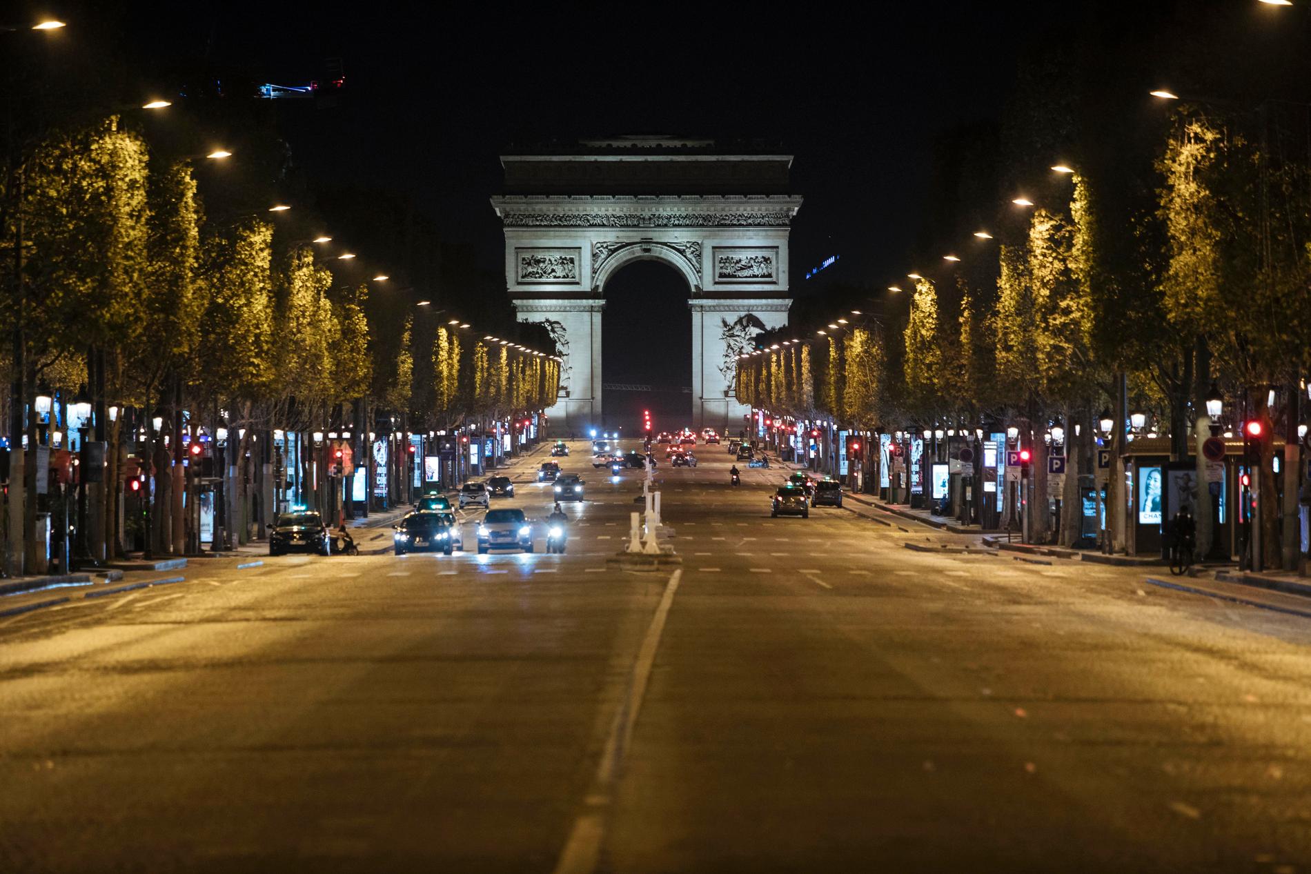 I Paris har det införts utegångsförbud mellan klockan 21 och 06.