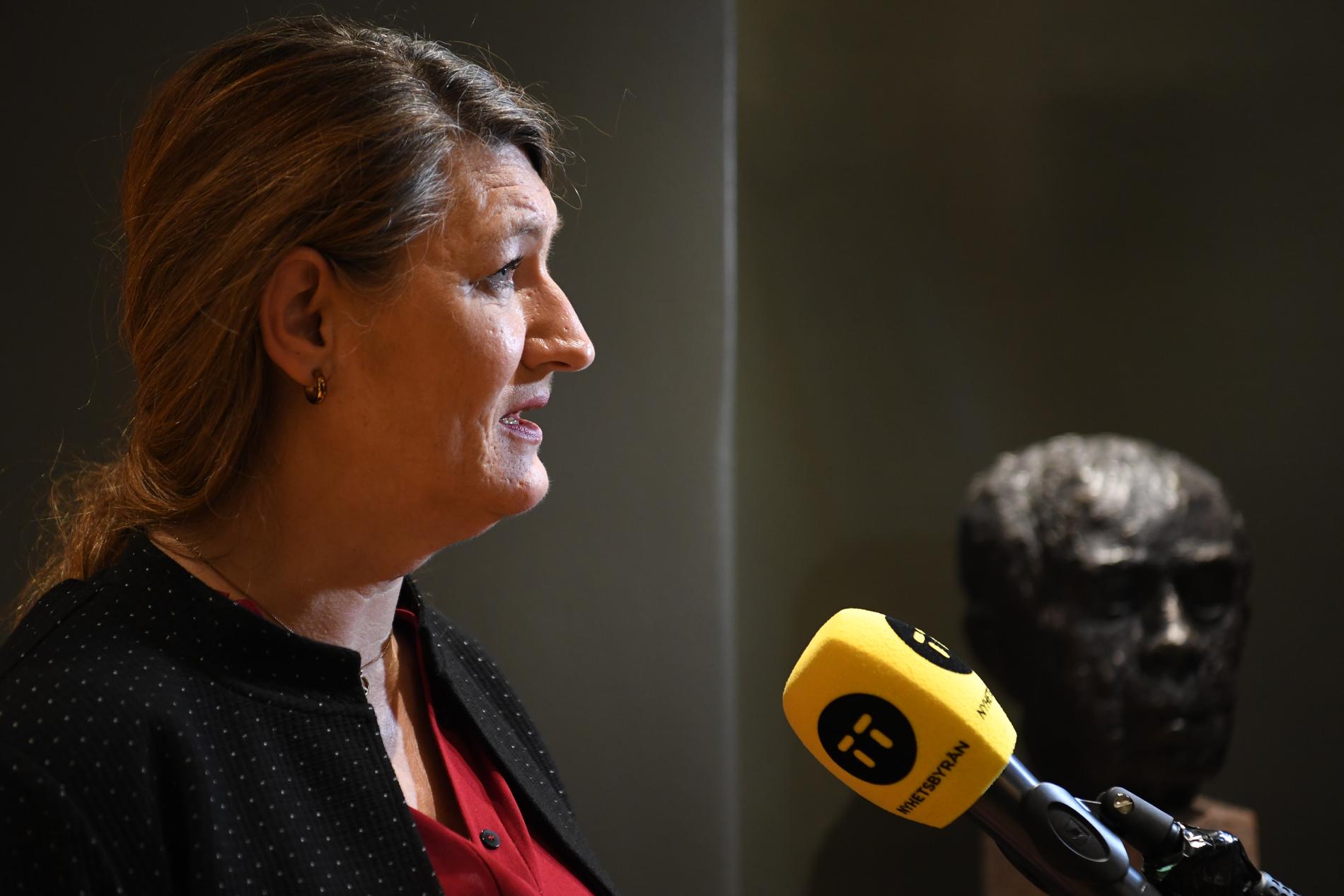 LO-ordföranden Susanna Gideonsson kommenterar las-förhandlingarna på en presskonferens på fredagen.