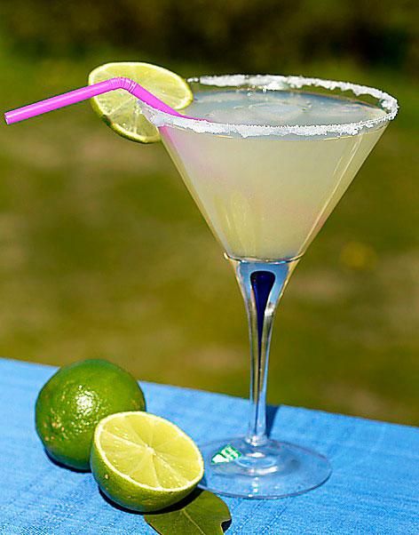 Margarita cocktail 1 glas: 2 cl färskpressad limejuice, 3 cl Cointreau eller annan apelsinlikör, 4–5 cl ljus tequila, strösocker och is.
Gör så här: 1. Fukta kanten på ett martiniglas, med vatten eller sockerlag. Rulla kanten i lite socker så att du får en frostad kant. 2. Blanda limejuice, Cointreau och tequila i en shaker tillsammans med mycket is. Skaka i en halv minut så att drinken blir riktigt kyld. Sila av isen och häll upp drinken försiktigt i martiniglaset, utan att förstöra frostingen, och garnera med en skiva lime och eventuellt en iskub.
Alkoholfritt? Hmm... Utan vare sig Cointreau eller tequila blir det inte mycket Margarita kvar, men ett stor glas välkyld, färskpressad apelsinjuice sitter aldrig fel.