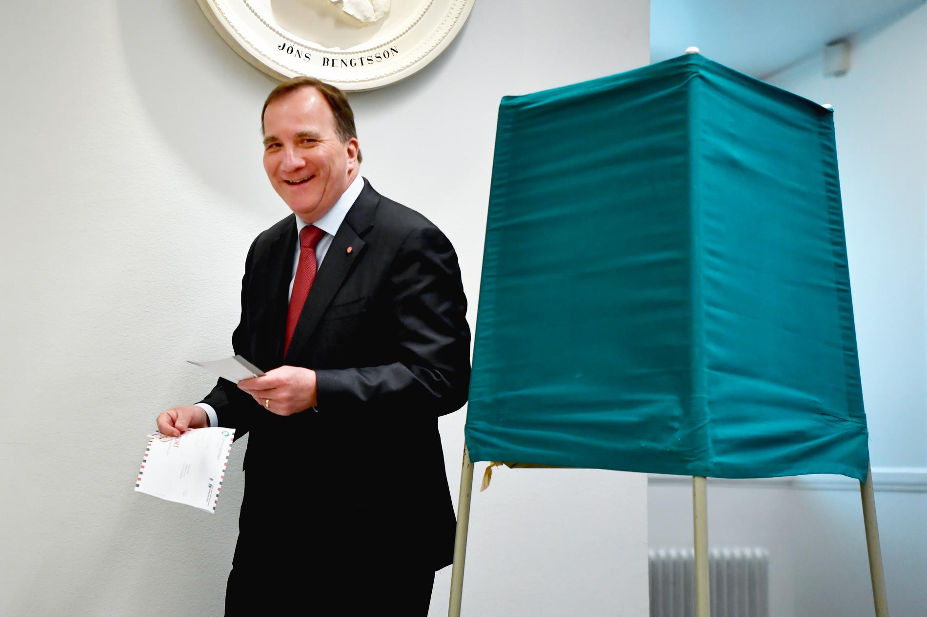 Statsminister Stefan Löfven la sin röst i vallokalen i Riksdagshuset.