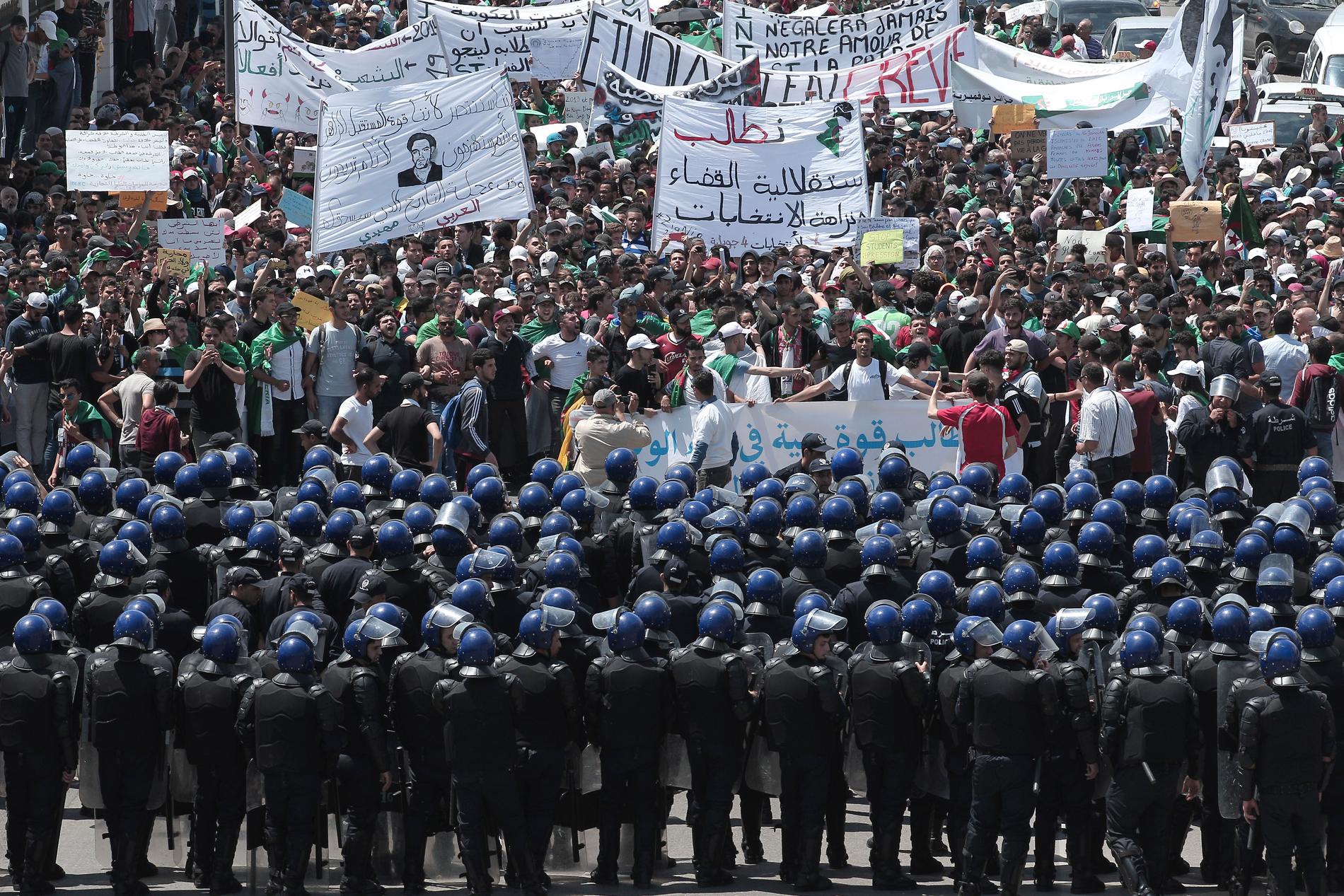 Protesterna i Algeriet har fortsatt även efter president Abdelaziz Bouteflikas avgång. Här en bild från en demonstration i huvudstaden Alger den 28 maj.