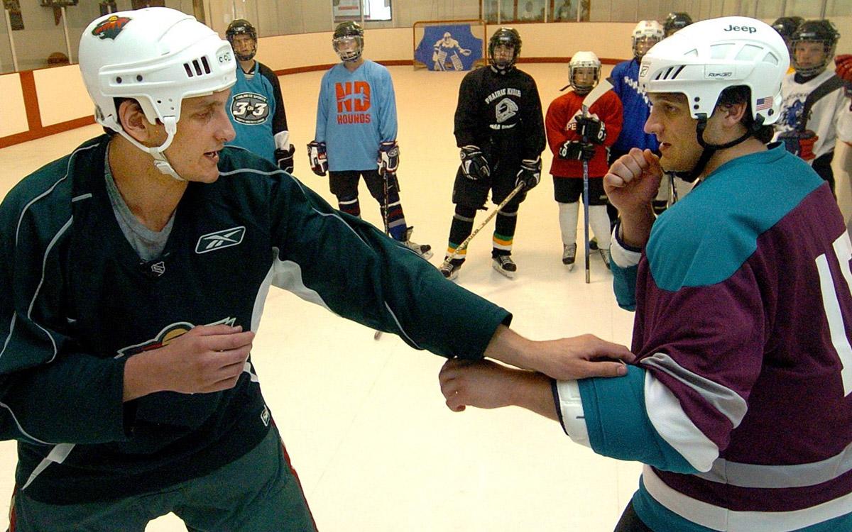 Derek Boogaard, till vänster, lär här tillsammans med sin bror unga hockeyspelare mellan 12-15 år olika slagsmålstekniker under "Boogaard Fight Camp."