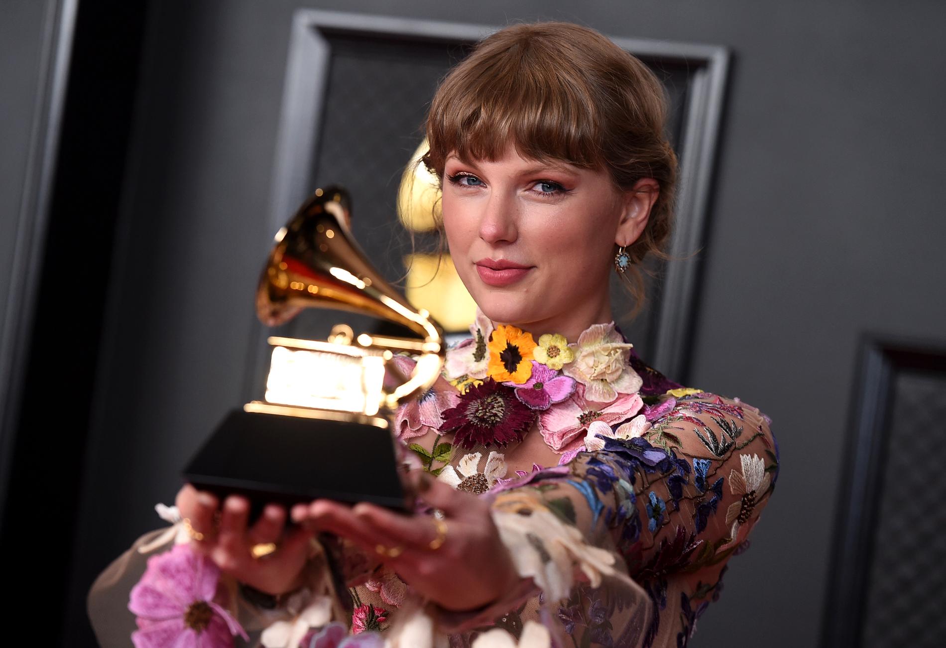 Taylor Swift med en av sina många Grammy-statyetter. 