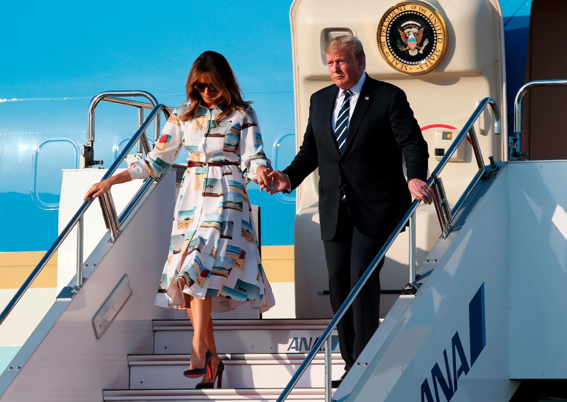 USA:s president Donald Trump och hans hustru Melania Trump anländer till Japan på ett fyra dagar långt statsbesök.
