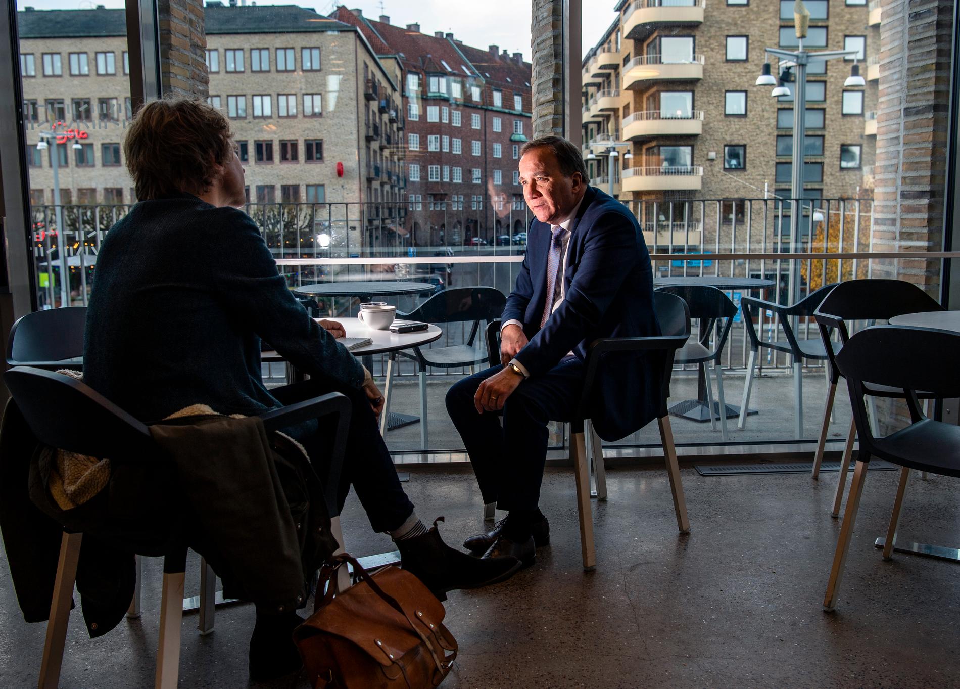 Aftonbladets reporter Olof Svensson intervjuar Stefan Löfven.
