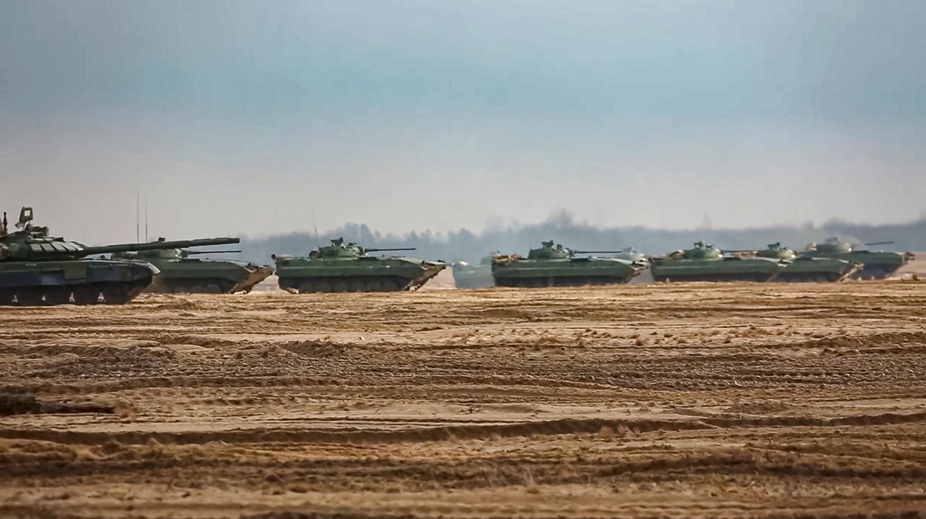Ryska stridsfordon i Belarus. Ryssland är starkare militärt på marken i östra Europa. Bilden är distribuerad av ryska försvarsdepartementet.