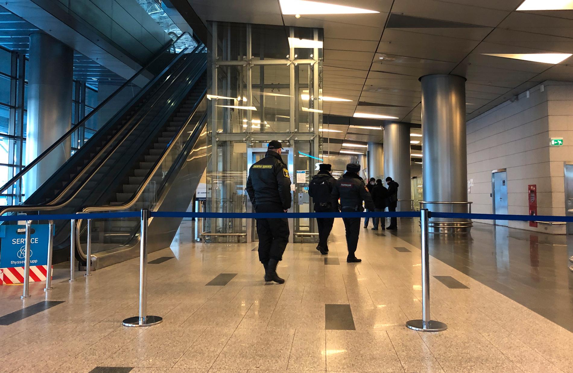 Poliser på flygplatsen Vnukovo i Moskva där Navalnyj väntas landa 17.20 svensk tid.