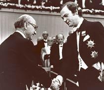 MIlton Friedman – huvudspersonen i Kleins bok. Hans åsikt: "Endast en kris – inbillad eller verklig – kan åstadkomma verklig förändring." 1975 var han i Sverige och mottog ekonomipriset till Nobels minne.