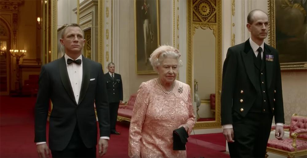 ”Tall Paul” Whybrew är drottning Elizabeths närmaste man. Han fick äran att vara med i den reklamfilm som drottning Elizabeh medverkade i tillsammans med Daniel Craig som James Bond 2012. 