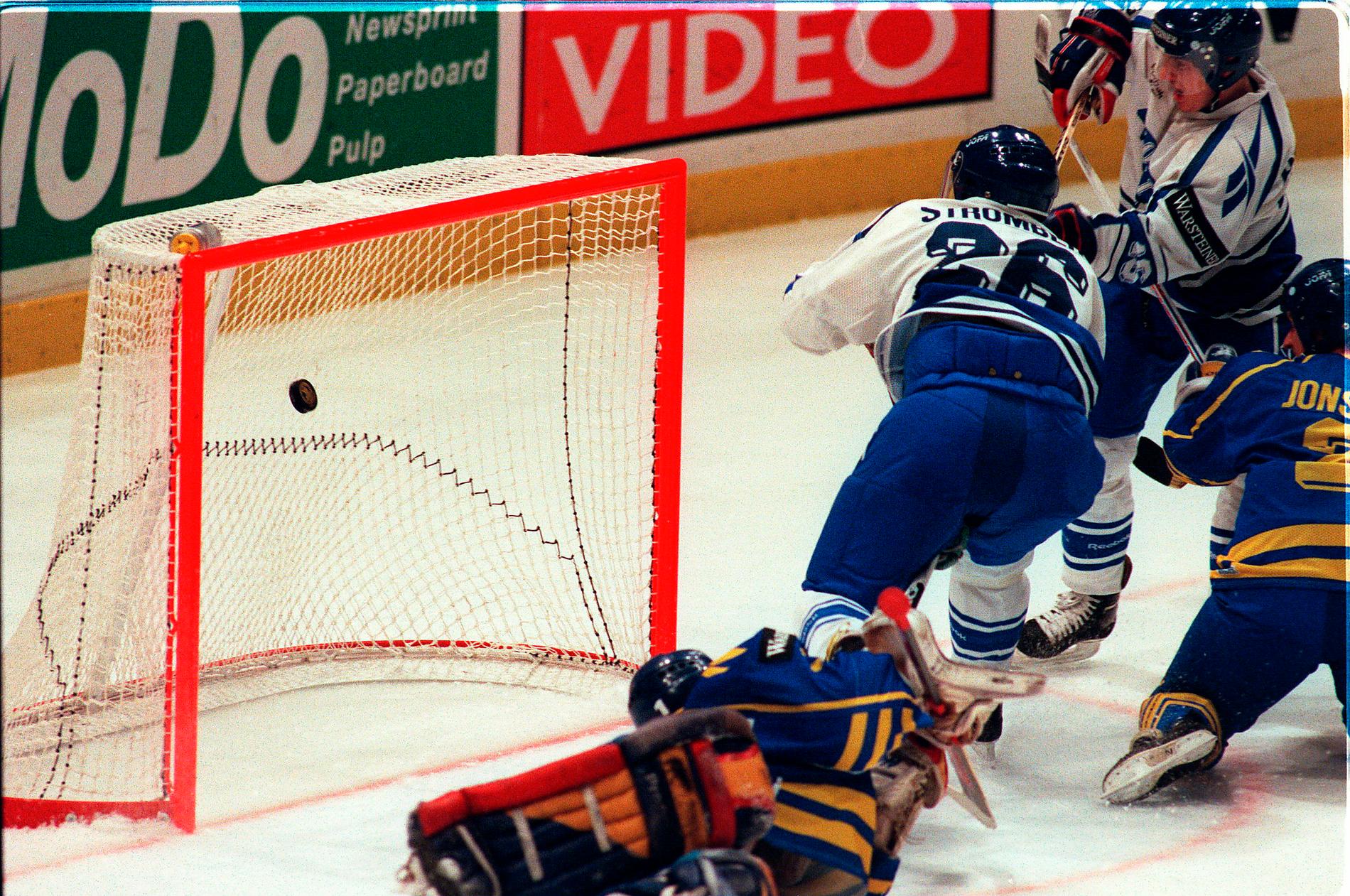 Ville Peltonen sätter sitt och Finlands tredje mål bakom Thomas Östlund i finalen.