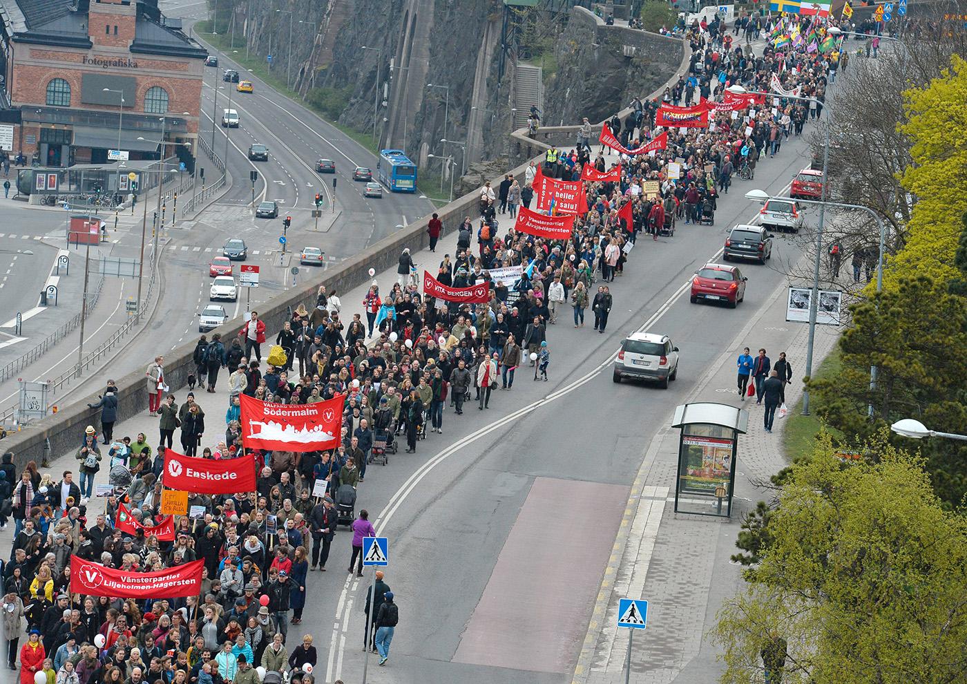 Vänsterpartiets förstamajtåg på Katarinavägen i Stockholm.