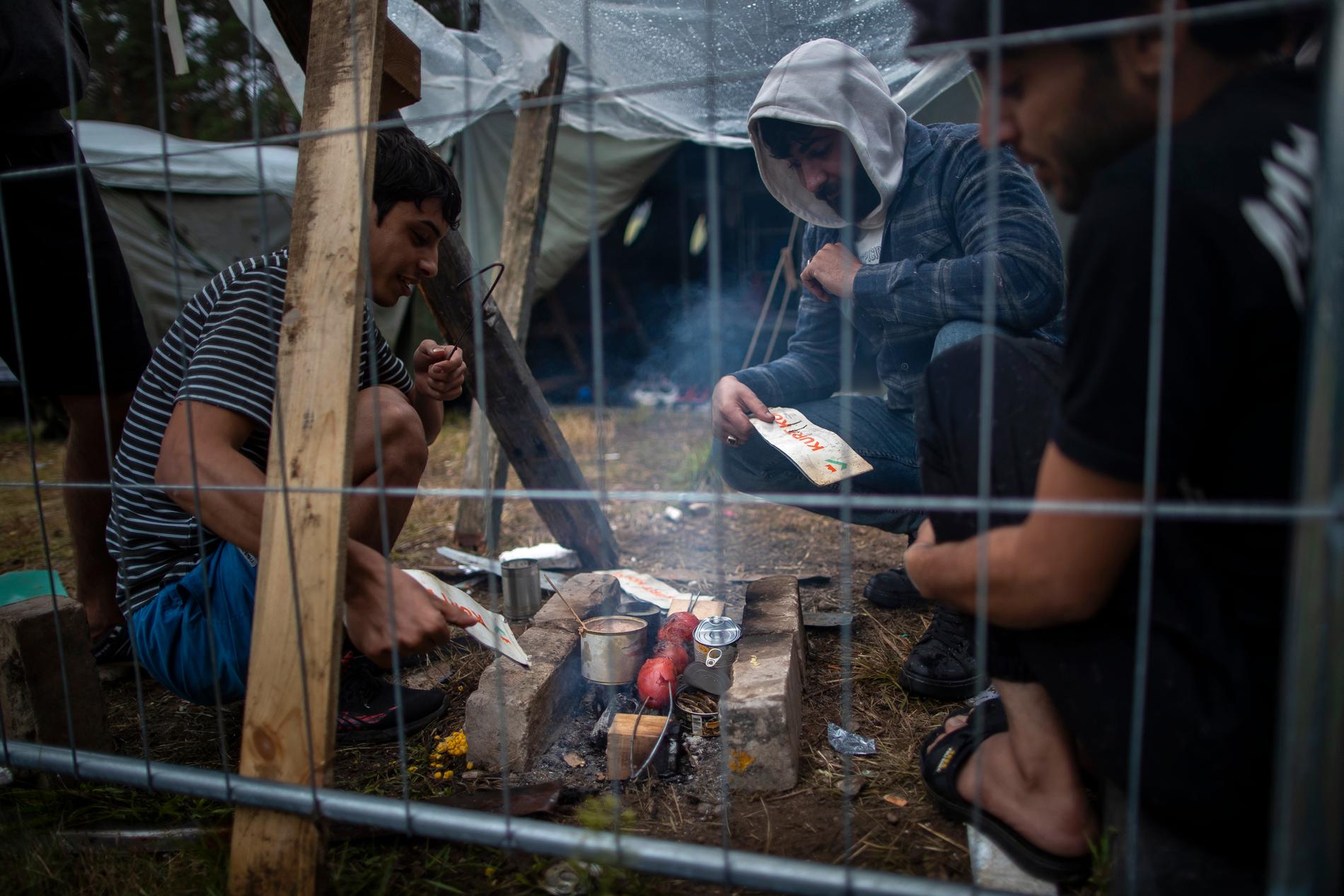 Migranter vid ett nybyggt flyktingläger i Litauen, nära gränsen till Belarus, i augusti 2021. Arkivbild.