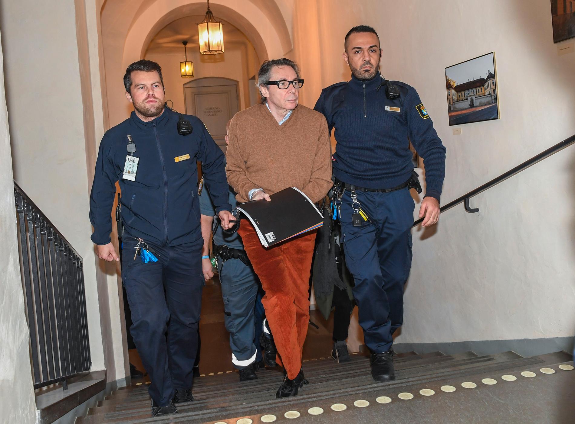 Kulturprofilen Jean-Claude Arnault dömdes till fängelse för våldtäkt i tingsrätten. Här är han inför förhandlingarna i Svea hovrätt. 