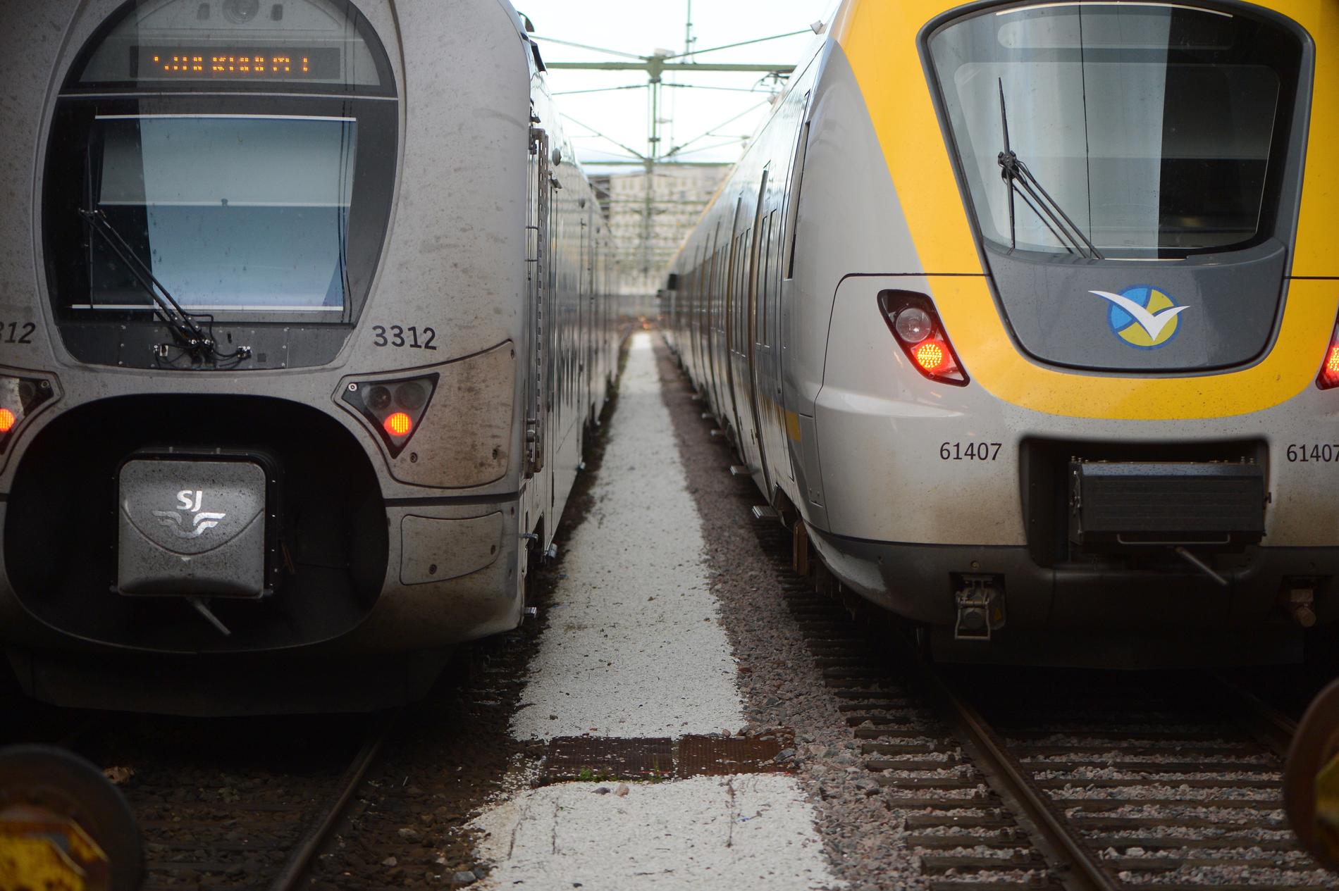 Två tåg på järnvägsstationen i Göteborg.