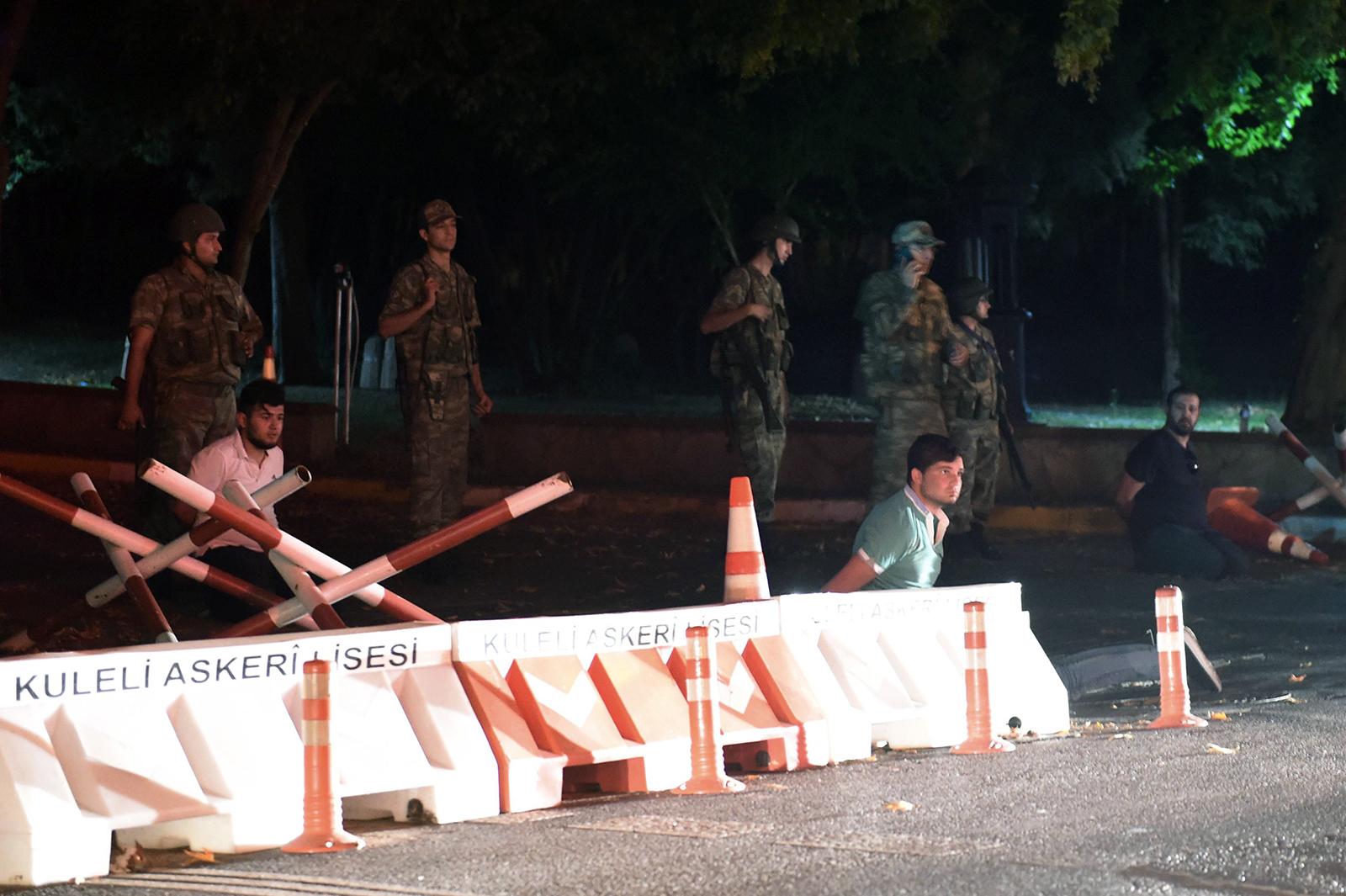 Turkisk militär håller ett antal okända personer vid väggrenen i närheten av Bosphorusbron i Istanbul.