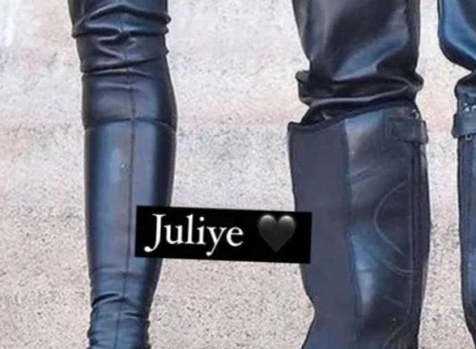 Julia Fox skrev ”Juliye” tillsammans med ett svart hjärta till en bild på paret.
