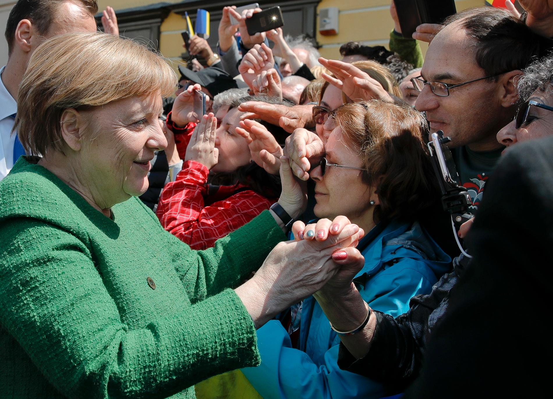 Tysklands förbundskansler Angela Merkel fick applåder av åskådarna när hon kom till toppmötet i Sibiu.