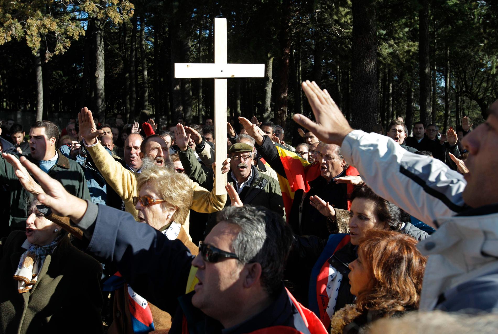 Anhängare till Franco hyllar den forne diktatorn efter en ceremoni vid monumentet i Valle de los Caídos. Arkivbild.
