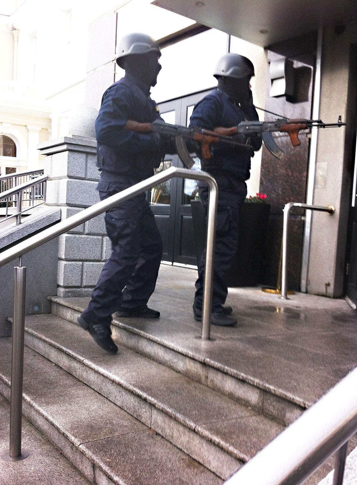 Ögonblicket då männen, klädda i polisliknande uniformer, gick in på Regency Hotel i Dublin, fångades på bild.