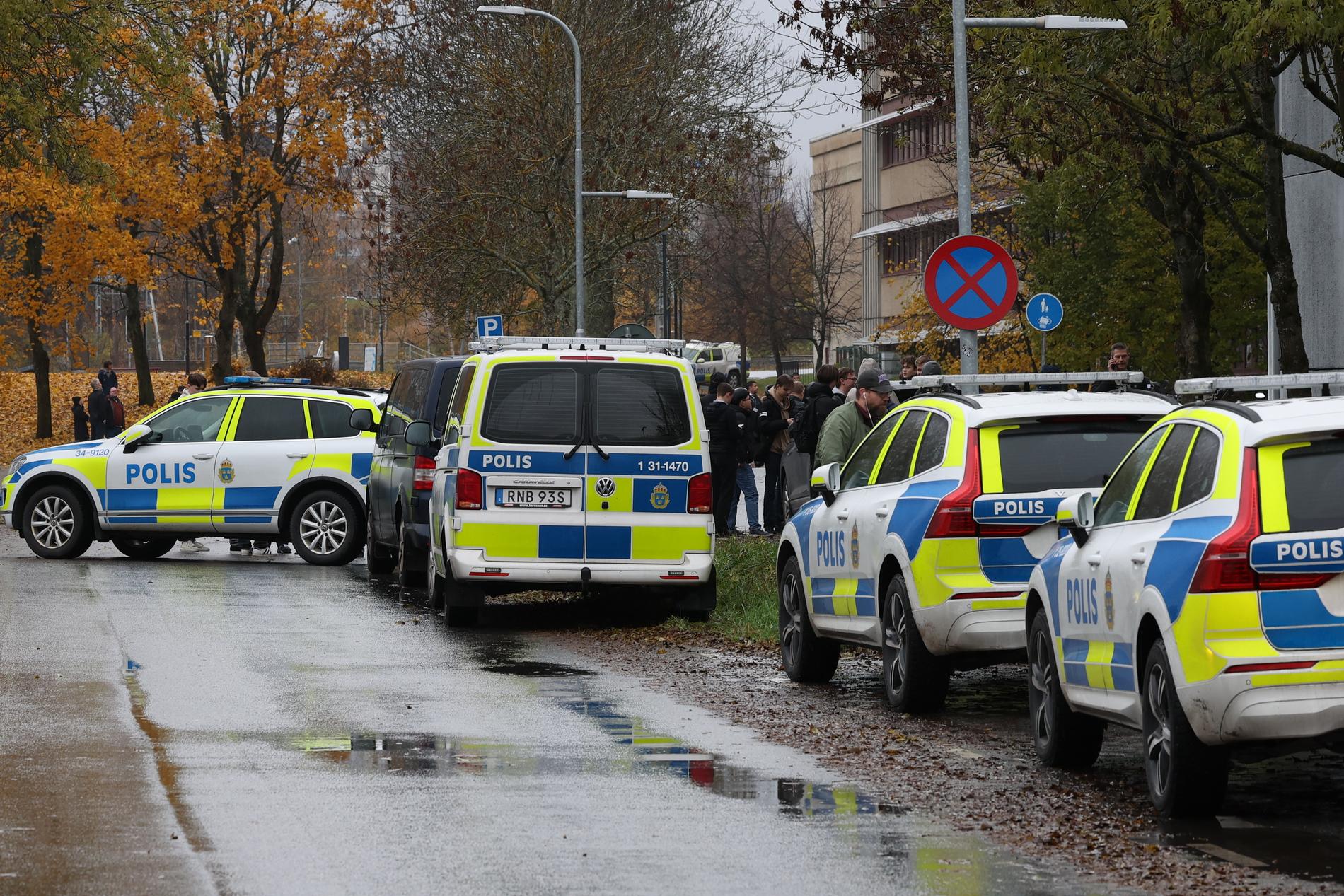 Stor polisinsats vid Åva gymnasium.