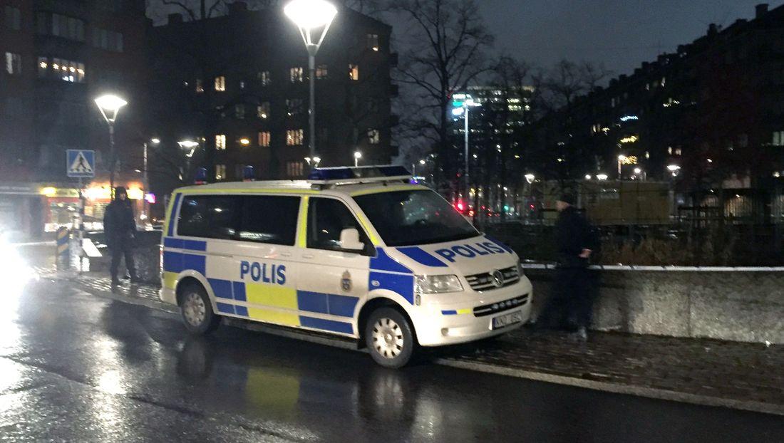 Polis på plats vid Odinsplatsen, strax efter att den 30-åriga mannen blivit knivhuggen. 