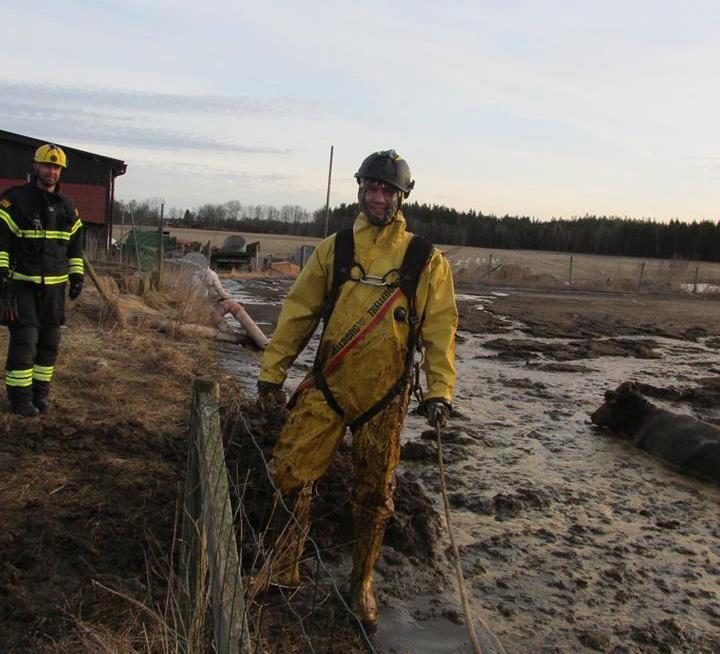 Brandmannen Hannes Jakobsson fick vada runt i leran. 
