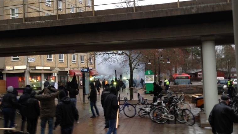 Här går nazister till attack mot antirasistdemonstrationen i Kärrtorp.