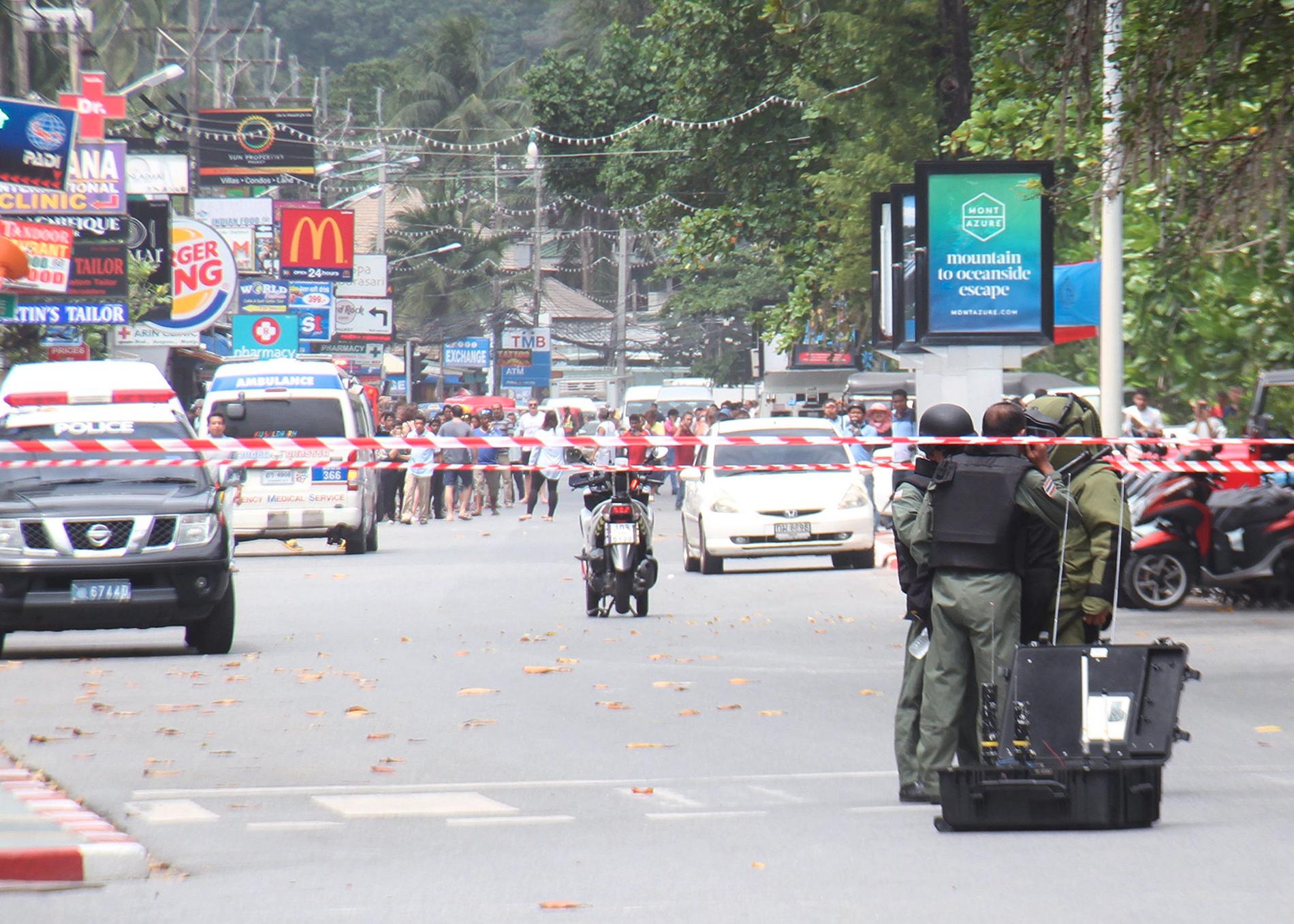 Bombexperter på plats efter attentaten i Patong, Phuket.