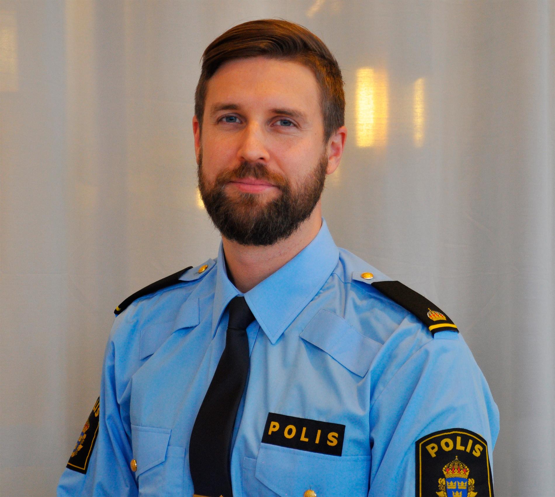 Christoffer Hjälmroth jobbar som gruppchef inom brott i nära relation.
