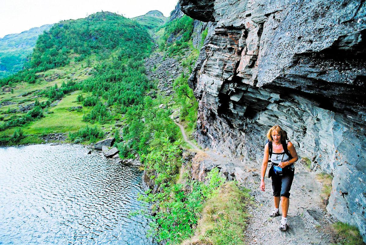 En vandring i Aurlandsdalen i Norge bjuder på hisnande naturupplevelser. Här balanserar Unni Grinde, 58, på den smala stigen utefter Nesbövattnet.