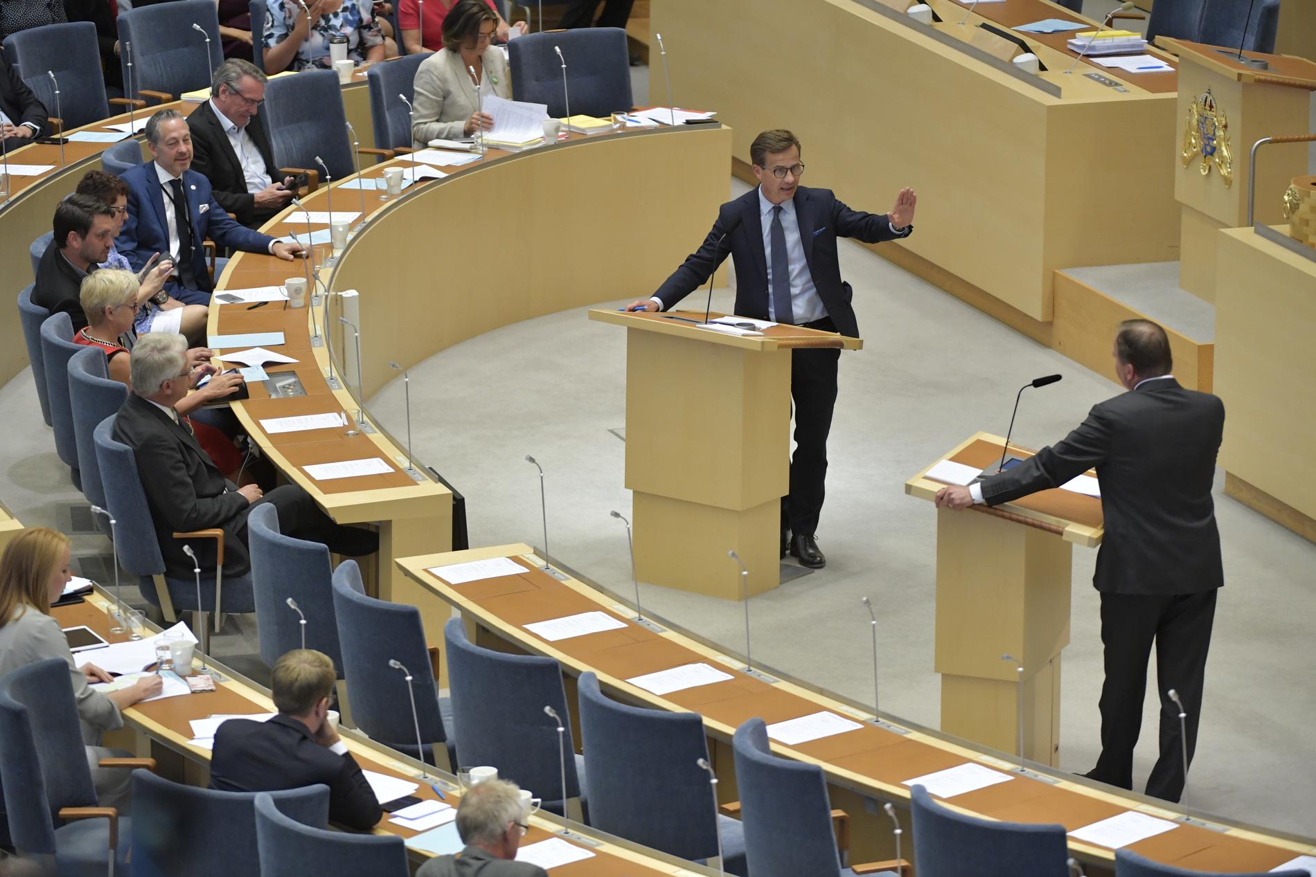 Ulf Kristersson i debatt med Stefan Löfven i riksdagen.