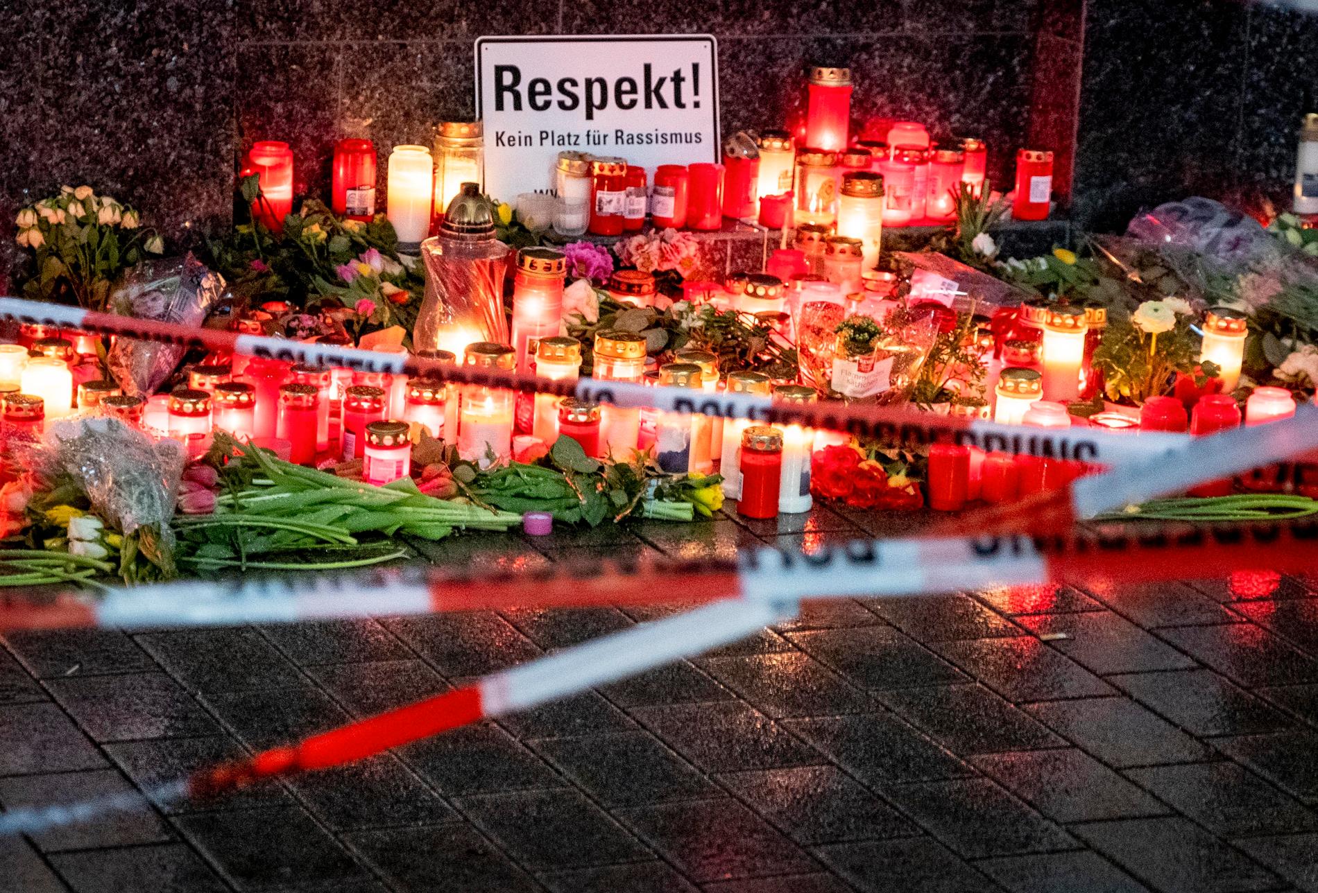 Sörjande har tänt ljus vid en bar där flera personer sköts ihjäl i Hanau tidigare i veckan.