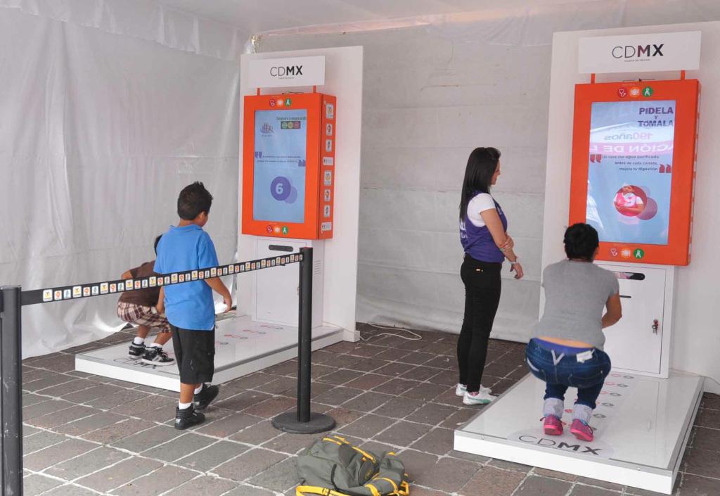 15 av Mexico Citys mest använda t-banestationer har utrustats med maskinerna som i utbyte mot tio knäböjningar delar ut en gratisbiljett.