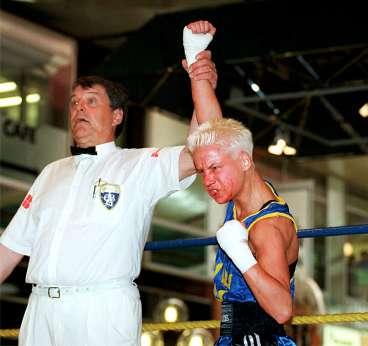 ett slag för damboxning Katrin Enoksson från Göteborg är en av fyra svenskor som deltar i historiens första världsmästerskap.