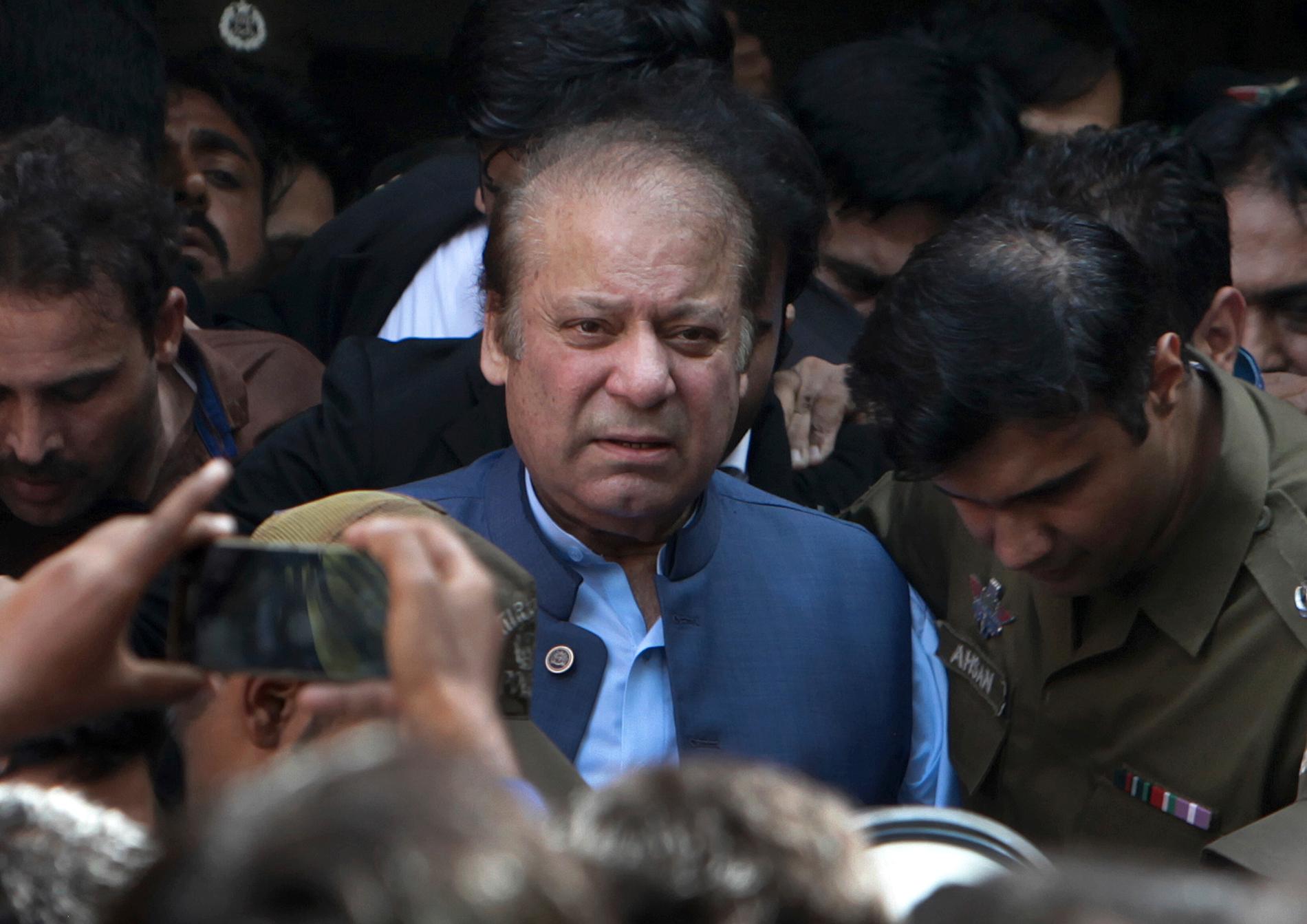 Pakistans tidigare premiärminister Nawaz Sharif lämnar domstolen i Lahore efter beskedet på måndagen att han döms till sju års fängelse.