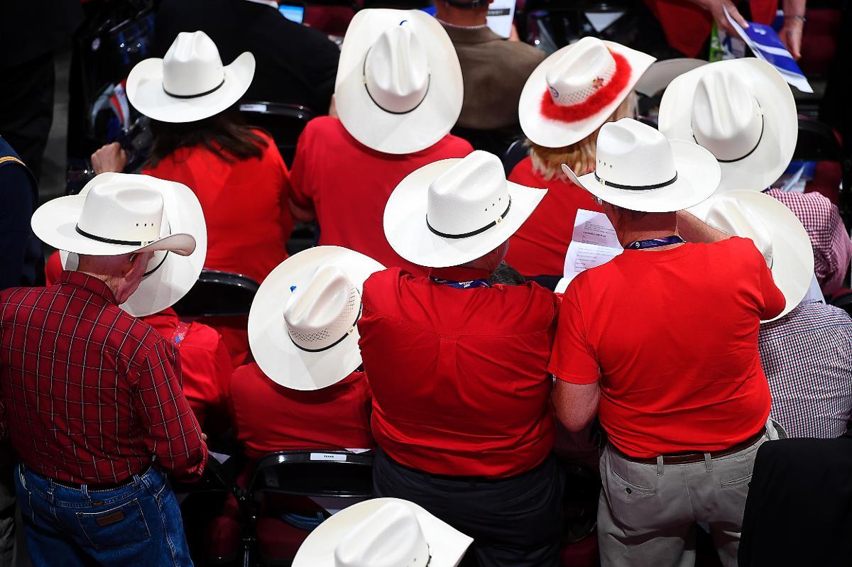 Texasdeltagarna i likadana cowboyhattar hade hellre valt senatorn Ted Cruz och begärde votering under högljudda protester.