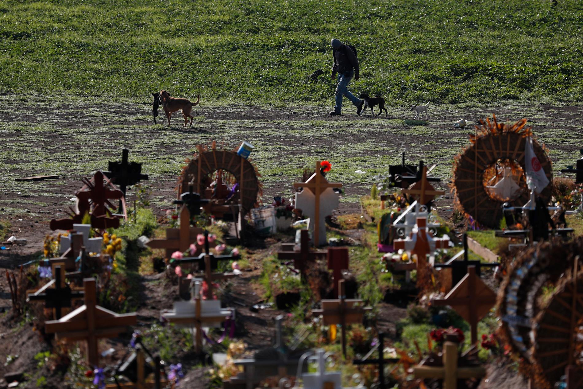 Kyrkogården i Valle de Chalco i Mexico Citys utkant fick i somras bygga ut efter att efterfrågan på gravplatser ökade snabbt när covid-19 skördade sina offer i Mexiko.