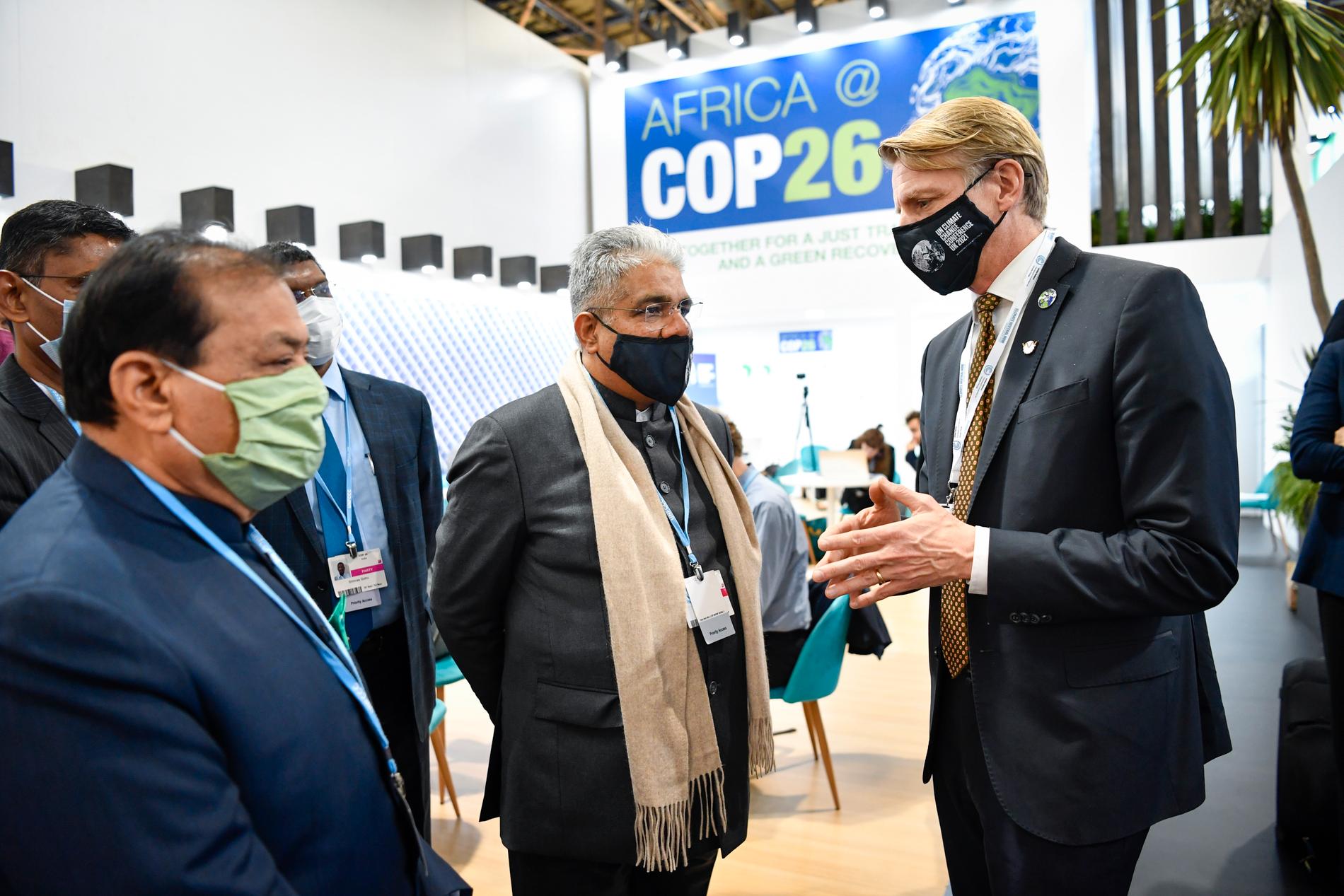 Klimat- och miljöminister Per Bolund i samtal med Indiens motsvarighet Bhupender Yadav (i mitten) under FN:s toppmöte.